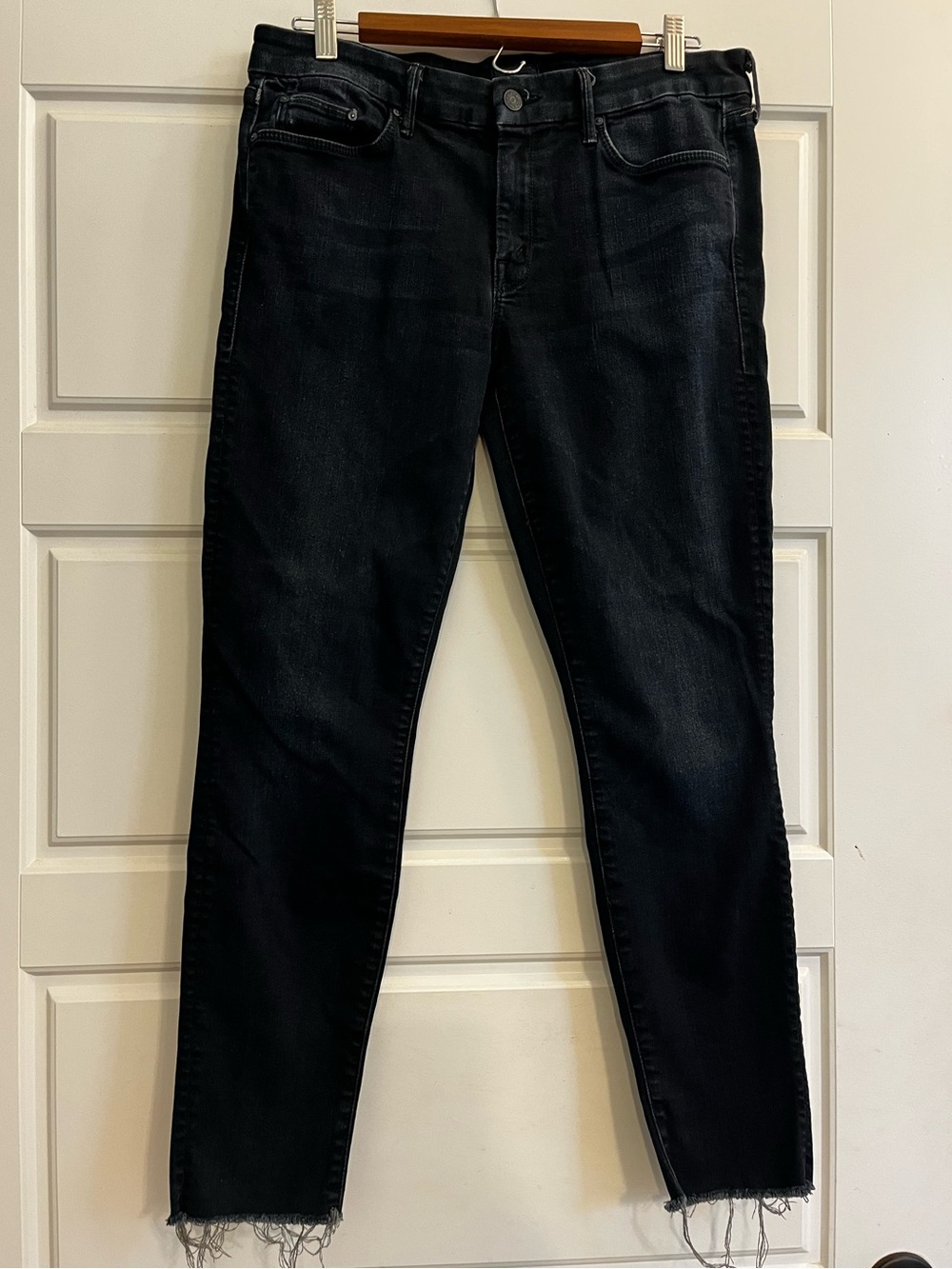 Women’s MOTHER Looker Ankle Fray Black Washed Denim Jeans - EUC Size 30